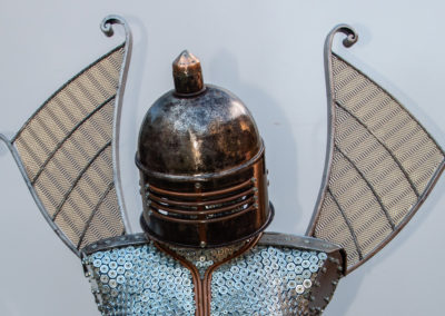 Oeuvre par Calou vis aile en metal et casque chevalier